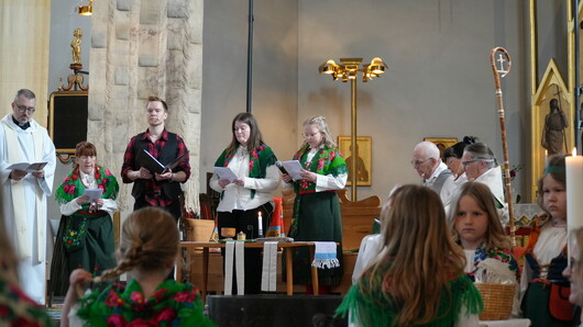 F&ouml;rb&ouml;n p&aring;g&aring;r. Fr&aring;n v&auml;nster: P&auml;r Parbring (Biskop &Aring;sa Nystr&ouml;ms adjunkt vid Lule&aring; stift), Maja Mella, Simon Lundmark, Lovisa Dahlberg, Alice Utter, &Auml;rkebiskop Marin Mod&eacute;us, stiftsadjunkt Ritvaelsa Sepp&auml;l&auml; och biskop &Aring;sa Nystr&ouml;m. Foto: Linnea Huhta.