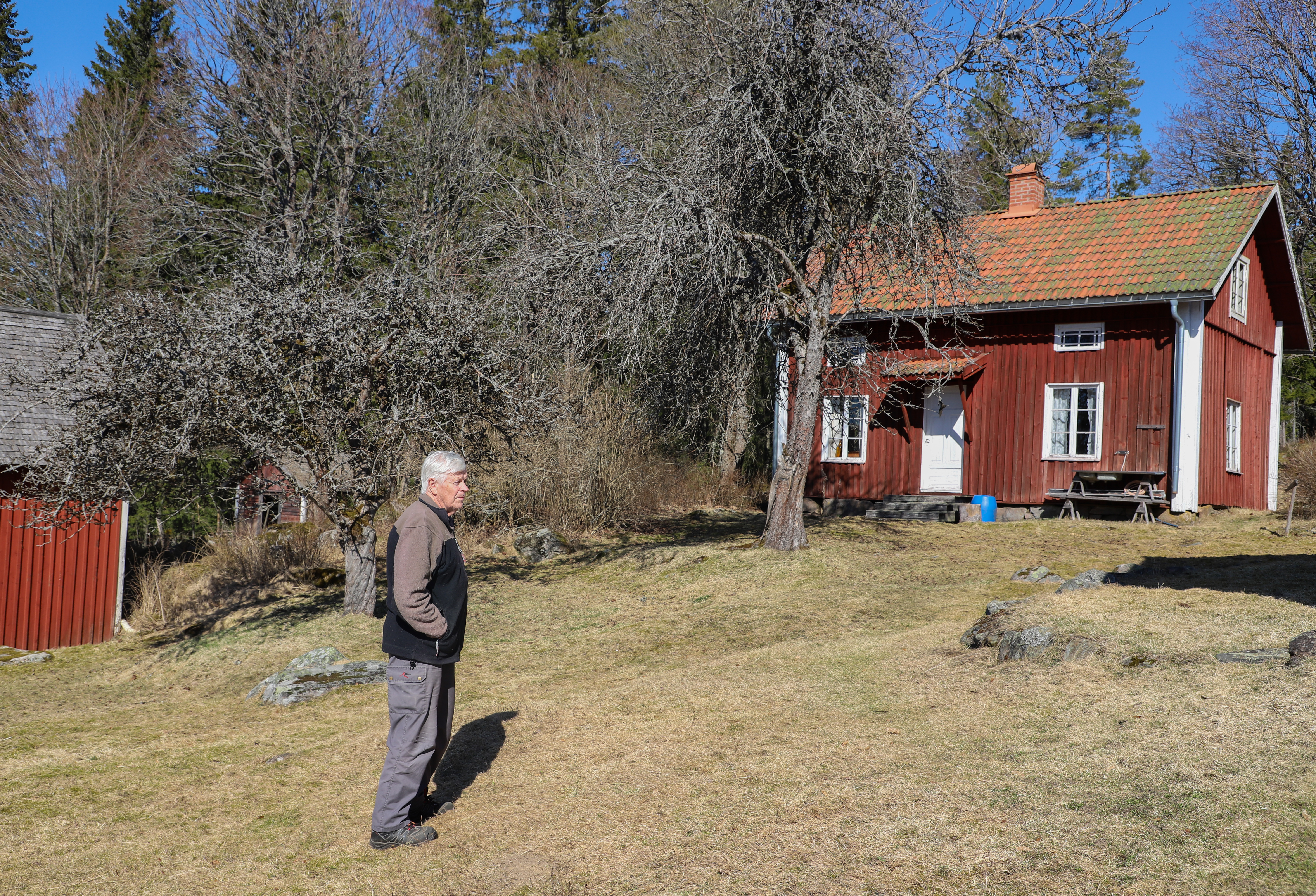 Rolf framför drängstugan där han haft mejerihantering. Foto: Karin Skoglund