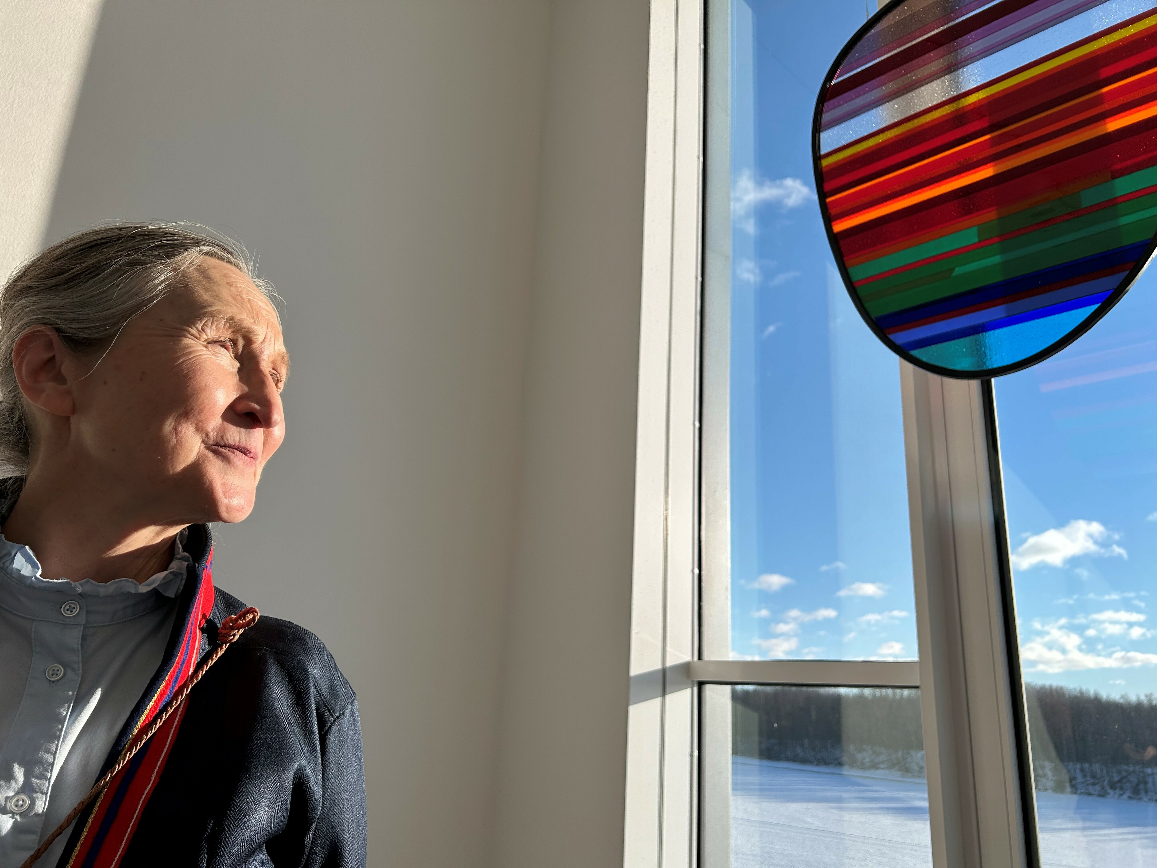 Konstnär Monica L Edmondson framför sitt konstverk på Bildmuseet i Umeå.