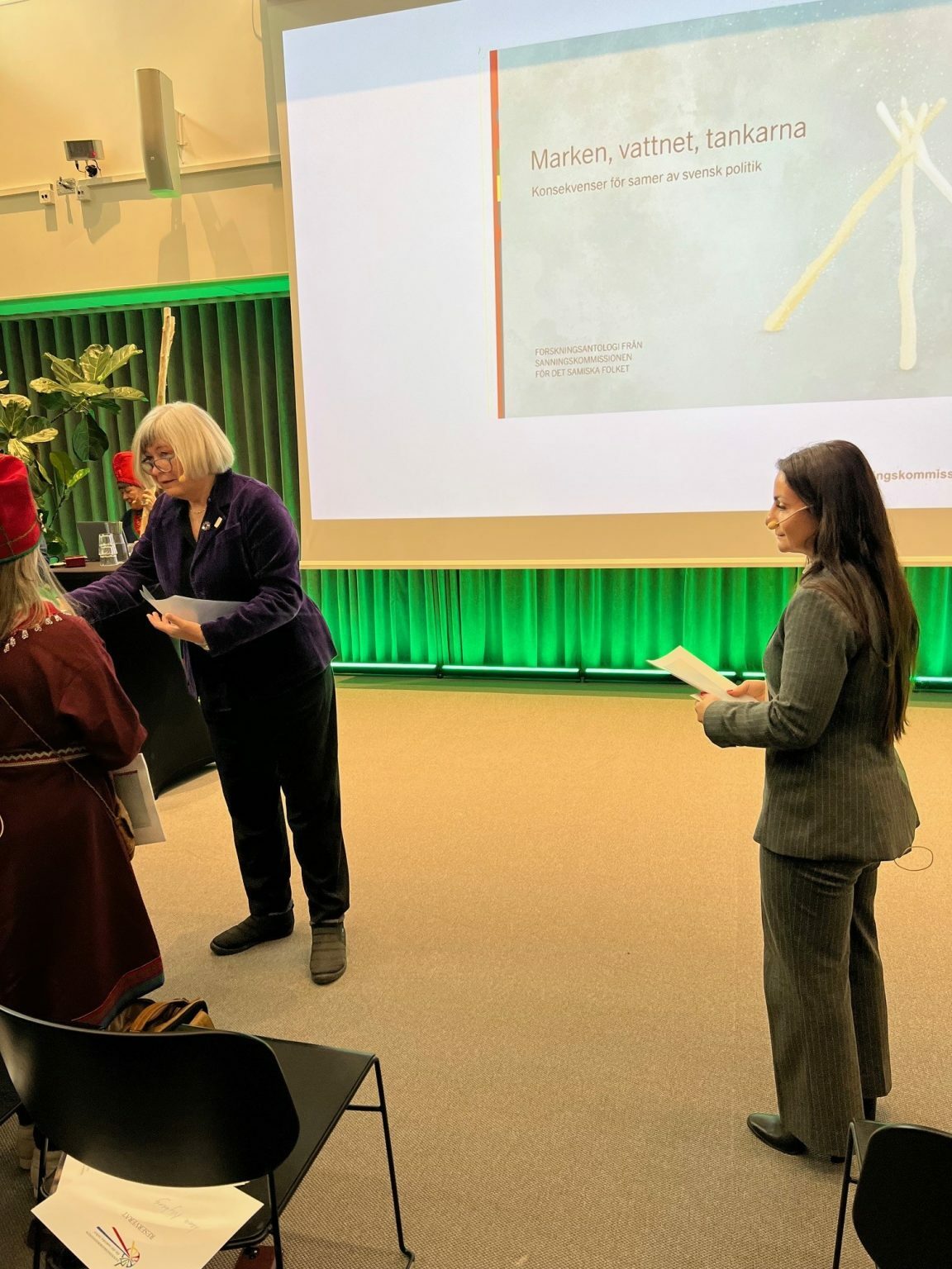 Lena Nyberg, ordförande för sanningskommissionen för det samiska folket till vänster, kulturminister Parisa Liljestrand till höger.
