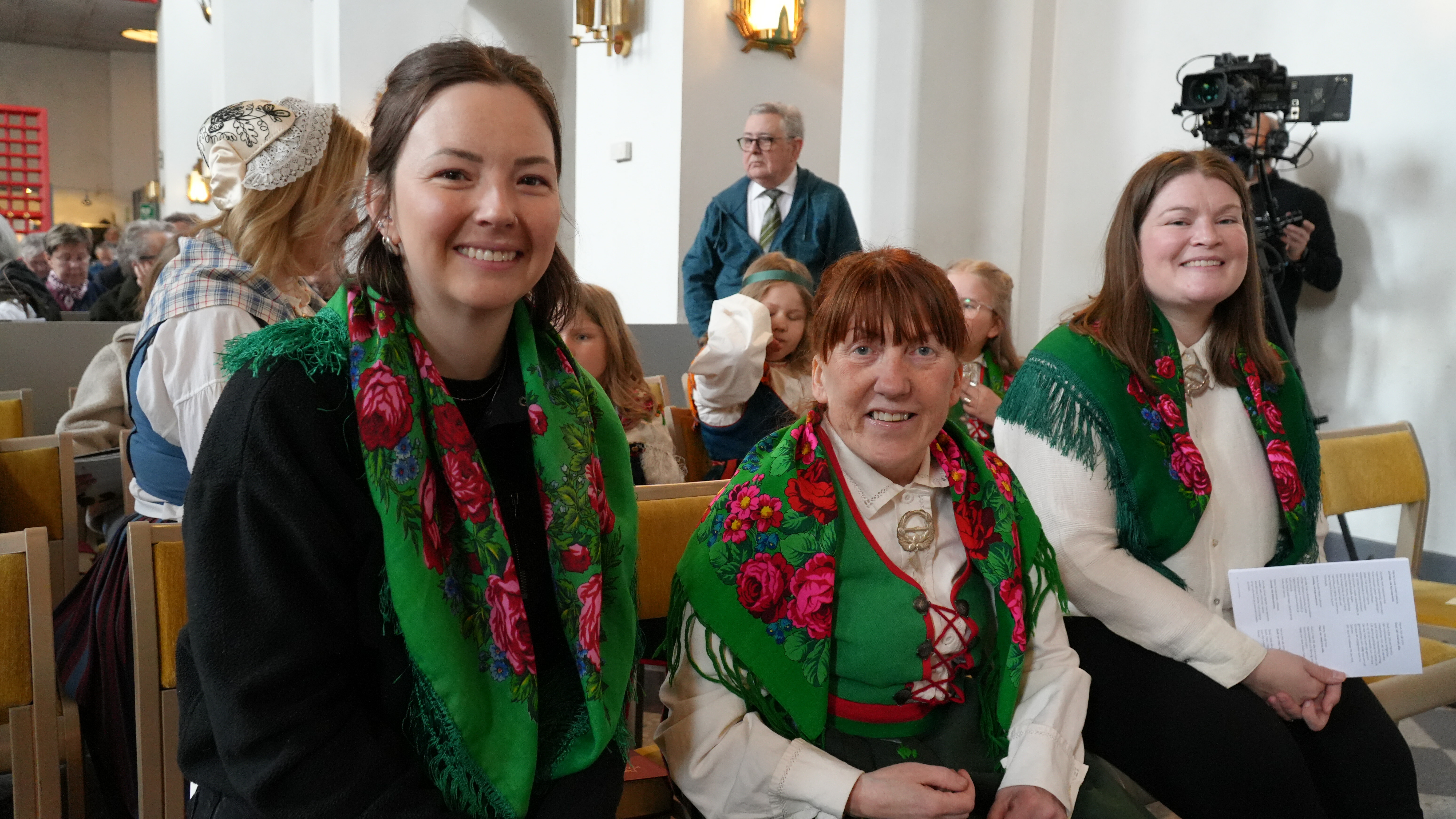 Från vänster: Fanny Eriksson: Vice ordförande i Met Nuoret. Maja Mella: Projektledare försoningsprocessen, Svenska Tornedalingars Riksförbund och Lovisa Dahlberg: Representant för Met Nuoret. Foto: Linnea Huhta.