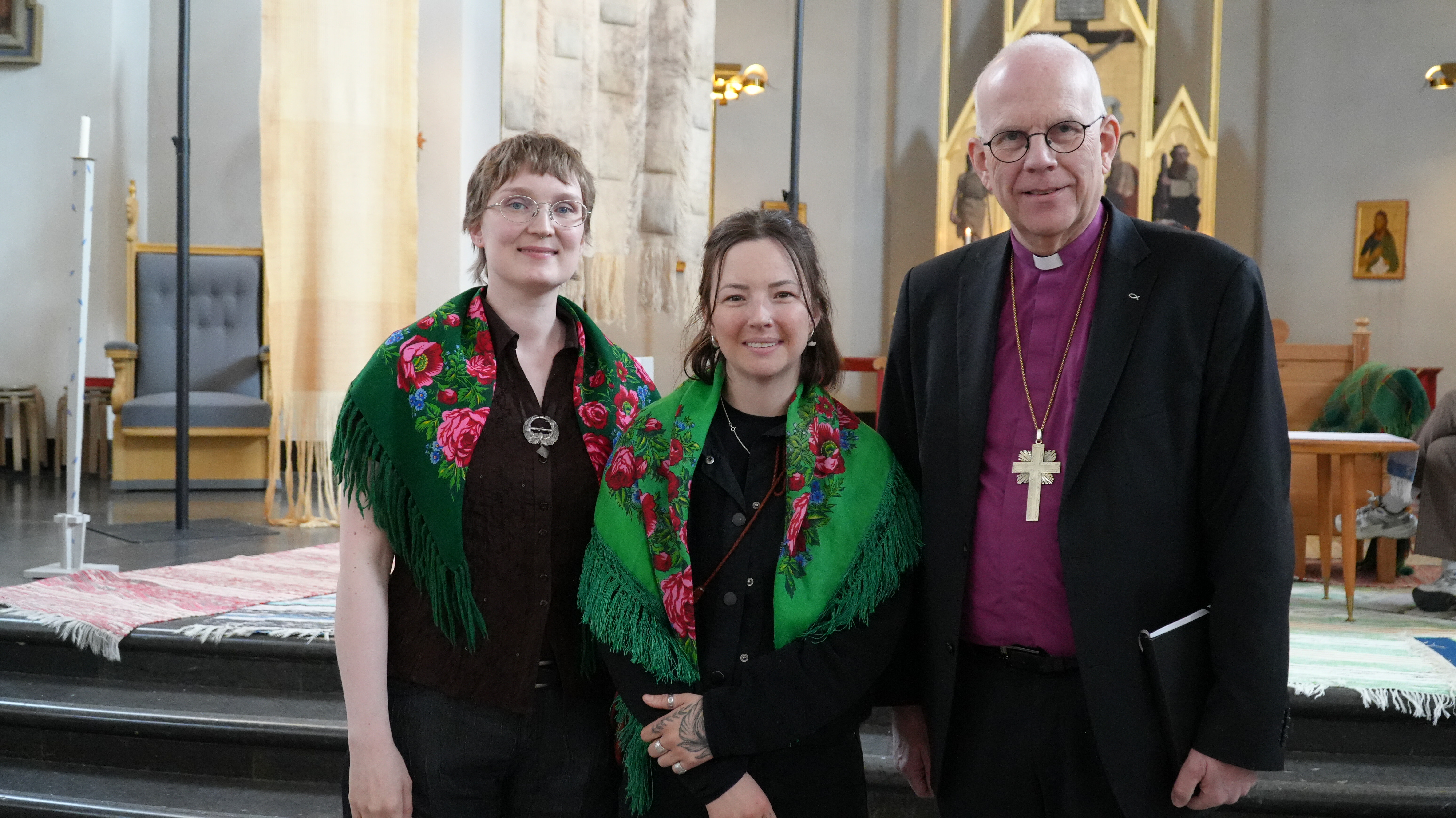Från vänster: ordförande för Met Nuoret Karin Keisu, vice Fanny Eriksson och ärkebiskop Martin Modéus. Foto: Linnea Huhta.
