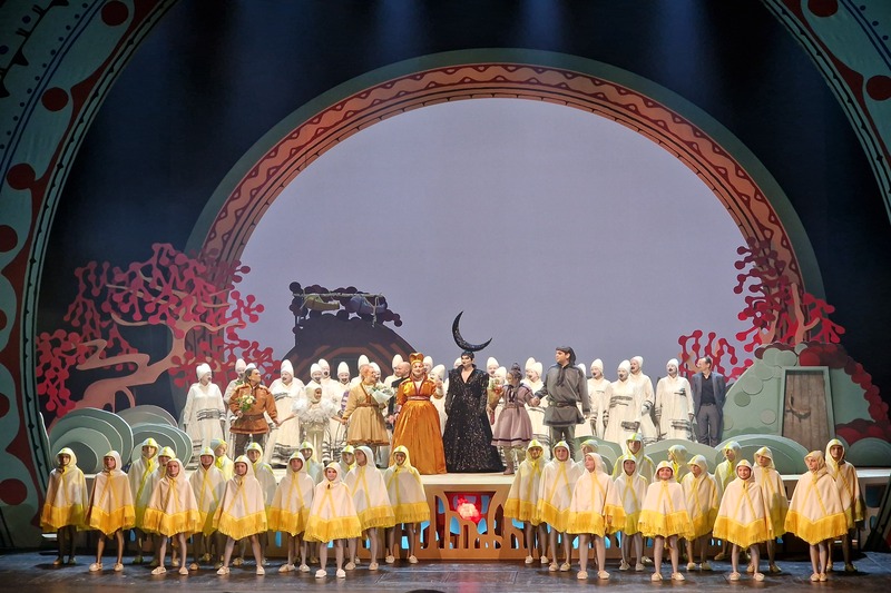 Hela ensemblen f&aring;r st&aring;ende ovationer. Foto: Karin Skoglund.