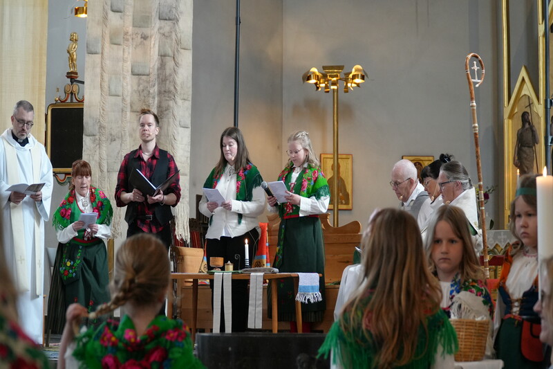 Förbön pågår. Från vänster: Pär Parbring (Biskop Åsa Nyströms adjunkt vid Luleå stift), Maja Mella, Simon Lundmark, Lovisa Dahlberg, Alice Utter, Ärkebiskop Marin Modéus, stiftsadjunkt Ritvaelsa Seppälä och biskop Åsa Nyström. Foto: Linnea Huhta. Förbön pågår. Från vänster: Pär Parbring (Biskop Åsa Nyströms adjunkt vid Luleå stift), Maja Mella, Simon Lundmark, Lovisa Dahlberg, Alice Utter, Ärkebiskop Marin Modéus, stiftsadjunkt Ritvaelsa Seppälä och biskop Åsa Nyström. Foto: Linnea Huhta.
