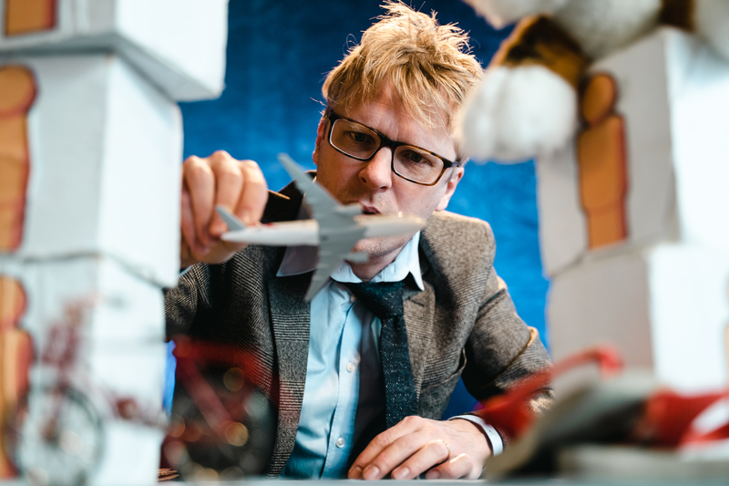 Oskar Pöysti i föreställningen War and Piss with the Loving Memory of Hans Rosling Fotograf: Sara Forsius Oskar Pöysti i föreställningen War and Piss with the Loving Memory of Hans Rosling Fotograf: Sara Forsius