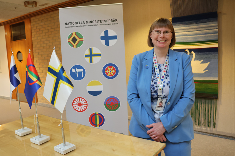 Harriet Kuoppa framför den finsk-samiska vigselmiljön i Örnsköldsviks stadshus. Bakom syns ranan "Mot framtiden". Foto: Örnsköldsviks kommun. Harriet Kuoppa framför den finsk-samiska vigselmiljön i Örnsköldsviks stadshus. Bakom syns ranan "Mot framtiden". Foto: Örnsköldsviks kommun.