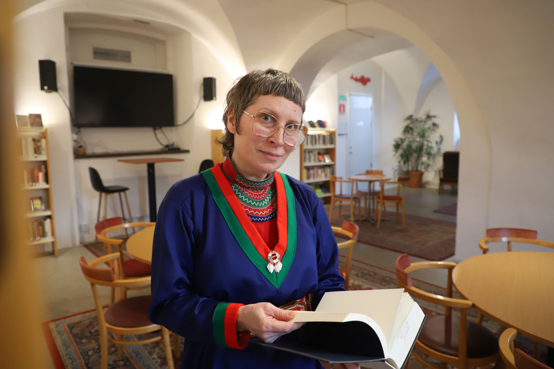 Anna-Kari Kroik i Solidaritetshusets bibliotek d&auml;r Samef&ouml;reningen i Stockholm har sin lokal. Foto: Karin Skoglund.