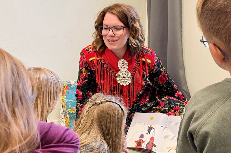 I samband med boksl&auml;ppen har Anna Nutti Wiandt tr&auml;ffat barn p&aring; bibliotek och skolor f&ouml;r att l&auml;sa ur sina b&ouml;cker. Foto: Julla M&aacute;jja.