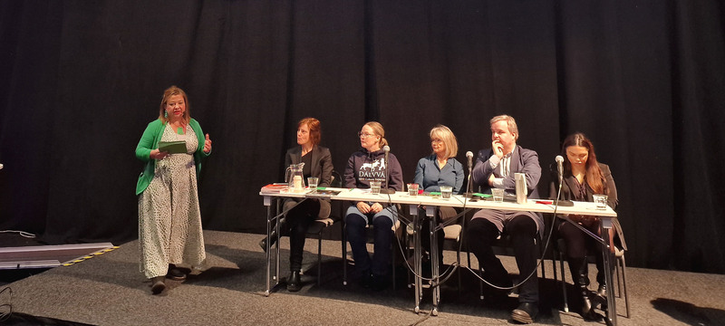 Från vänster: Moderator Hanna Gerdes, Anneli Rådestad, Marita Sikku, Lena Engqvist Forslund, Petri Salonen och Sunita Memetovic. Foto: Karin Skoglund. Från vänster: Moderator Hanna Gerdes, Anneli Rådestad, Marita Sikku, Lena Engqvist Forslund, Petri Salonen och Sunita Memetovic. Foto: Karin Skoglund.