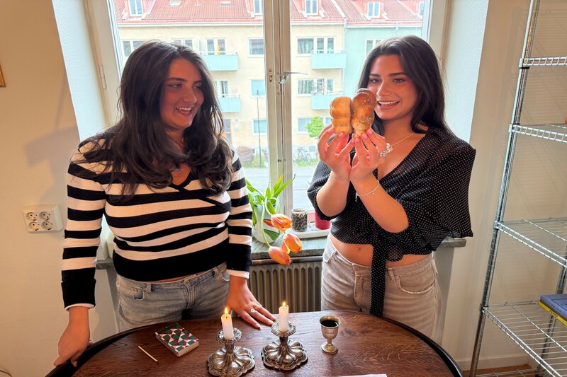 Sarah och Leah välkomnar sabbaten med bön över de två challabröden. Foto: John Gradowski. Sarah och Leah välkomnar sabbaten med bön över de två challabröden. Foto: John Gradowski.