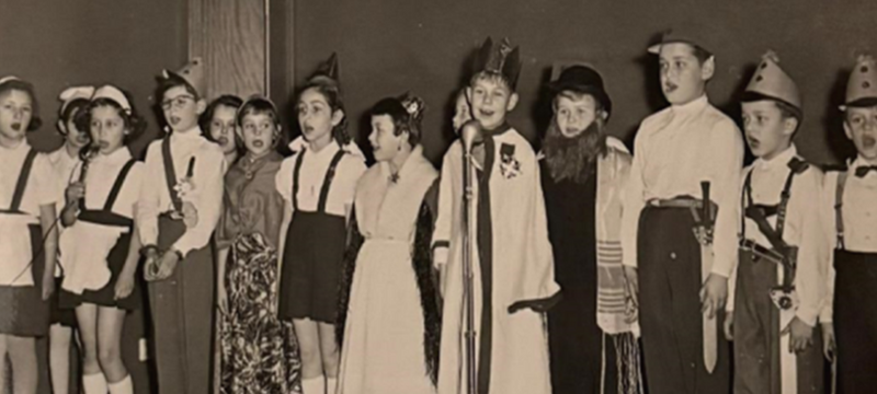 Firande av den judiska helgen Purim med barn som får uppträda med ett klassiskt teaterstycke i slutet av 1950-talet. Foto: Judiska föreningen i Borås. Firande av den judiska helgen Purim med barn som får uppträda med ett klassiskt teaterstycke i slutet av 1950-talet. Foto: Judiska föreningen i Borås.